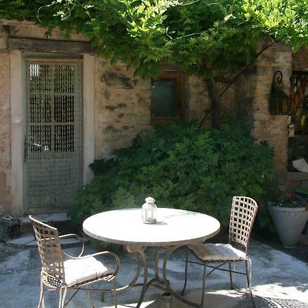Bed and Breakfast Le Jas Des Nevieres Pierrerue  Экстерьер фото