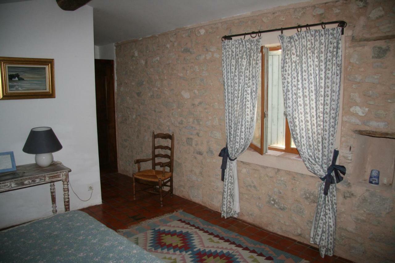 Bed and Breakfast Le Jas Des Nevieres Pierrerue  Экстерьер фото