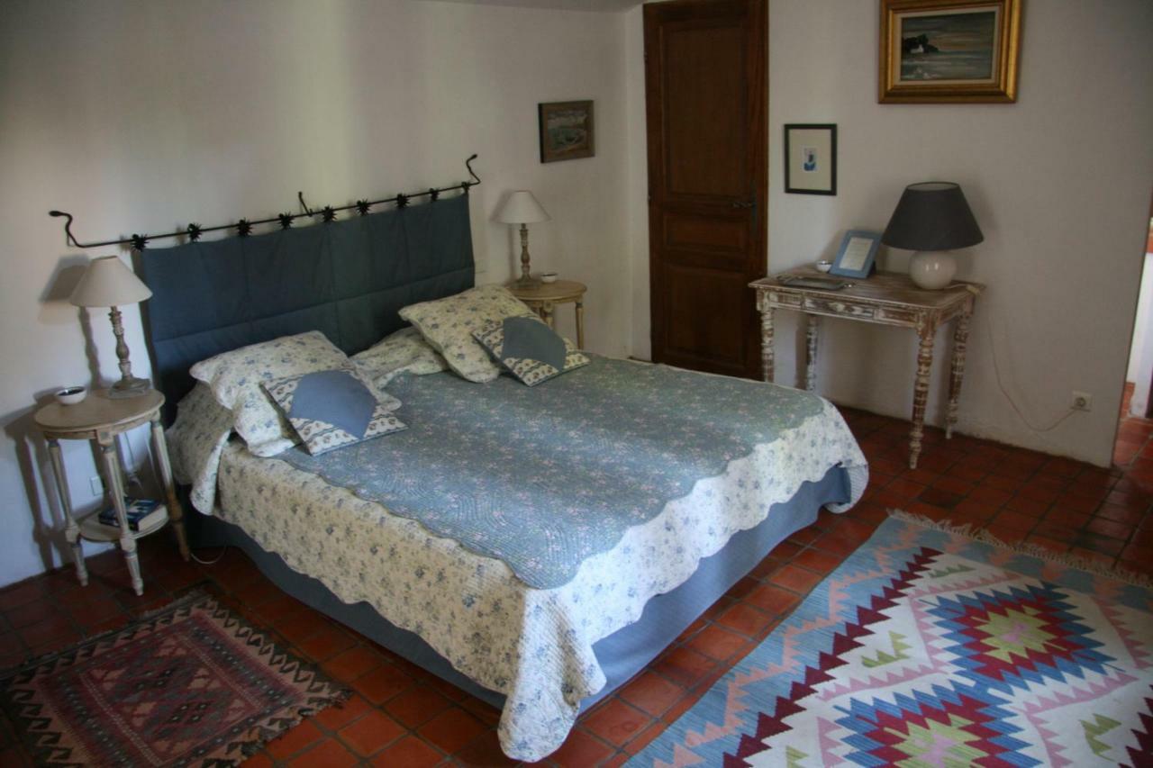 Bed and Breakfast Le Jas Des Nevieres Pierrerue  Экстерьер фото